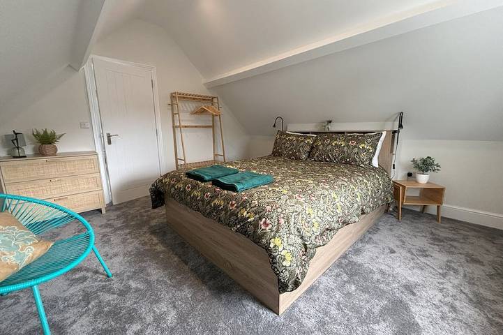 Sea View – Stunning Three‑Bedroom Apartment with Panoramic Coastal Views in Eastbourne, Sussex Est