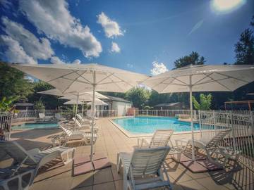 Gîte pour 7 personnes, avec piscine et jardin ainsi que bassin pour enfant et vue, adapté aux familles à Terrasson-Lavilledieu