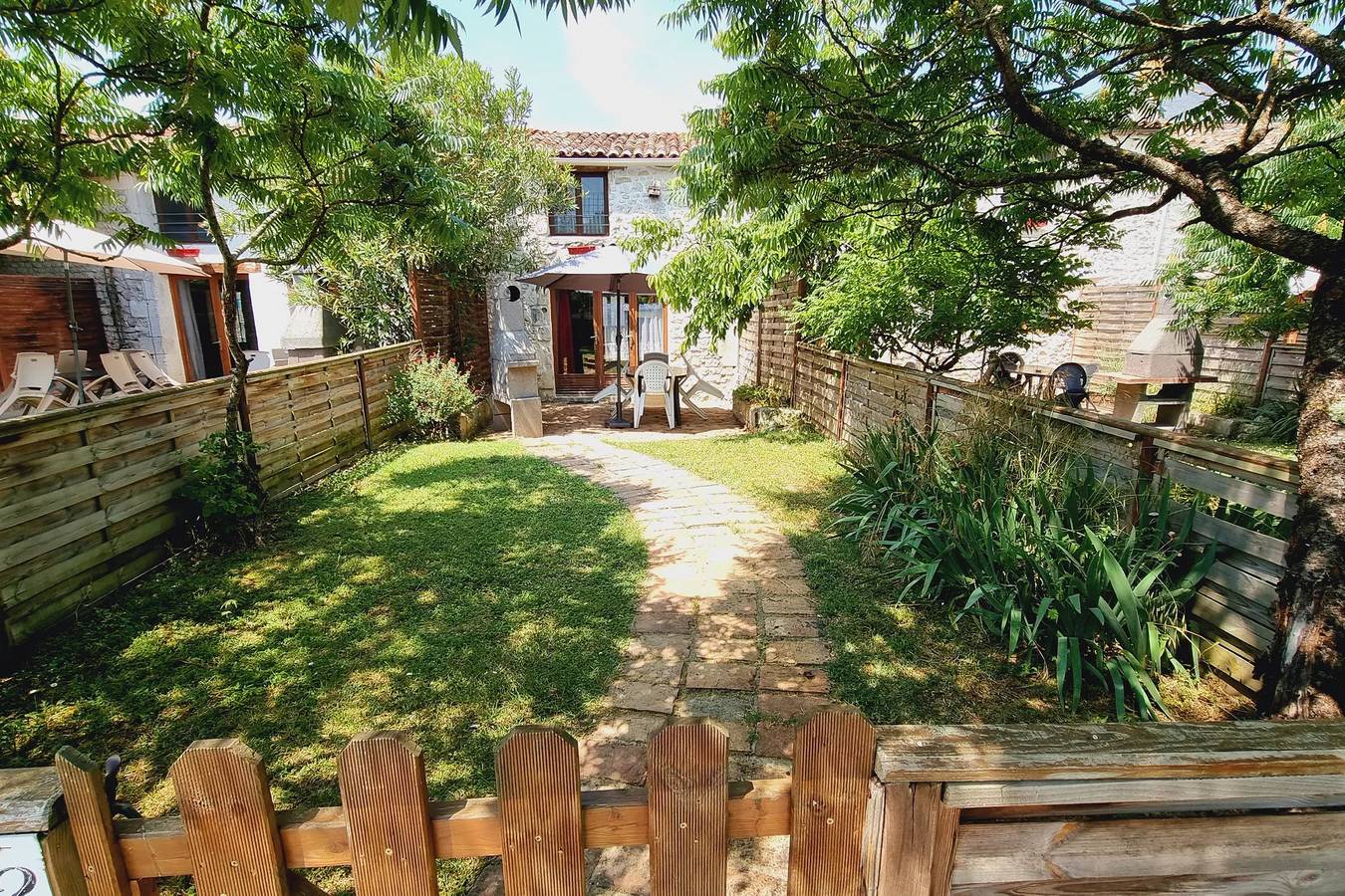 Gîte pour 4 personnes avec piscine in Saint-Just-Luzac, Côte de Beauté