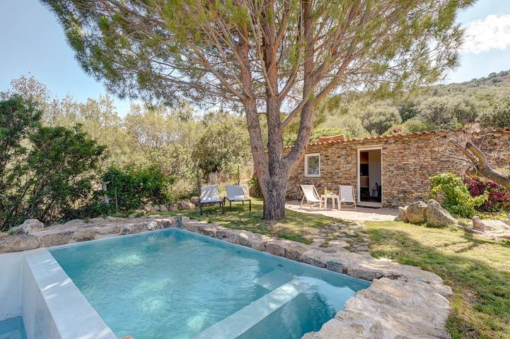 Vakantiehuis voor 2 personen, with Terras and Tuin as well as Zwembad op Corsica