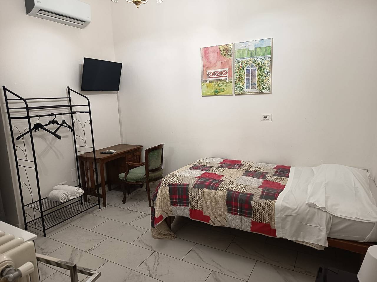 Room 'Camera Peonia - Singola' with Shared Garden, Wi-Fi and Air Conditioning in Prato, Prato Province