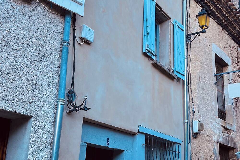 Gorge nesting box in Montolieu, Región de Carcassonne