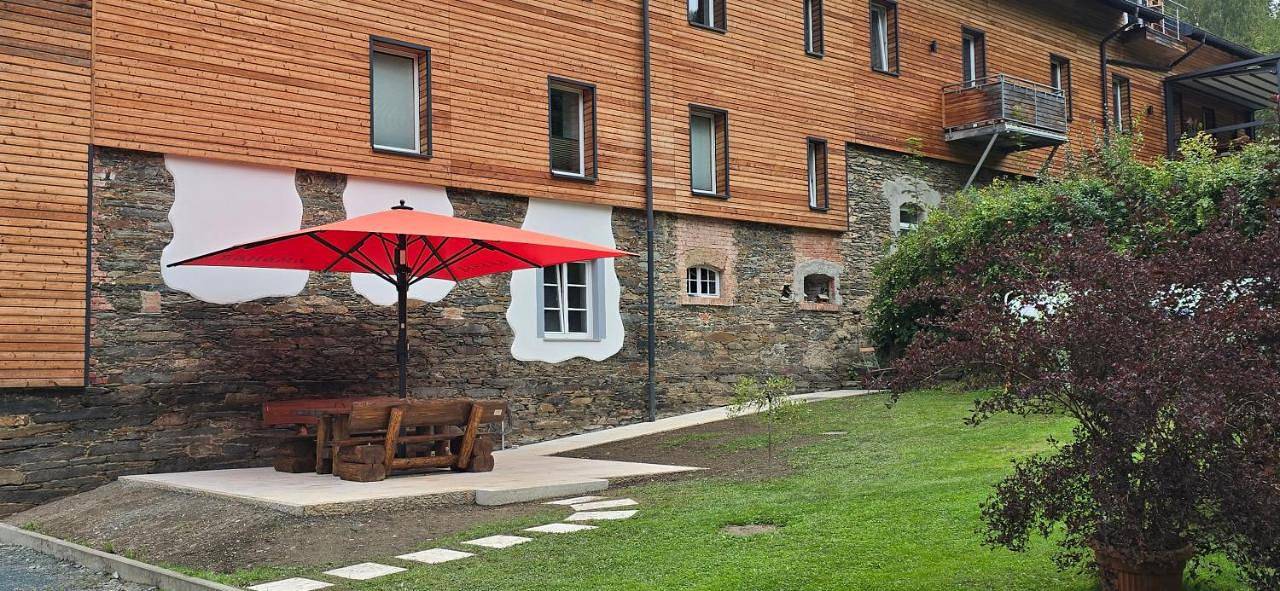 Ganze Wohnung, Gästehaus Hirschstein - Hochwertige Ferienwohnung in sehr ruhiger Lage direkt am Fluss Göltzsch in Reichenbach, Chemnitz und Umgebung