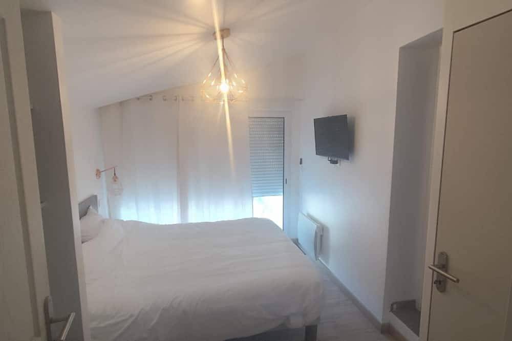 Country-style bedroom and bathroom in Podensac, Langon region