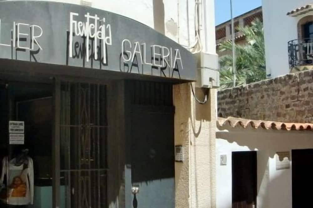 Apartamento entero, Sitges centro. Free Wifi. Luminoso estudio con terraza a 20m playa. Muy tranquil in Sitges, Garraf