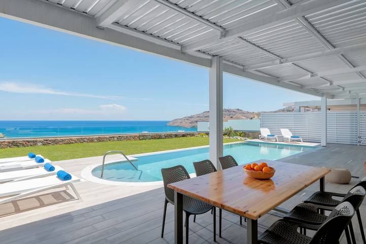 Ferienhaus für 8 Personen, mit Terrasse und Pool sowie Meerblick und Garten