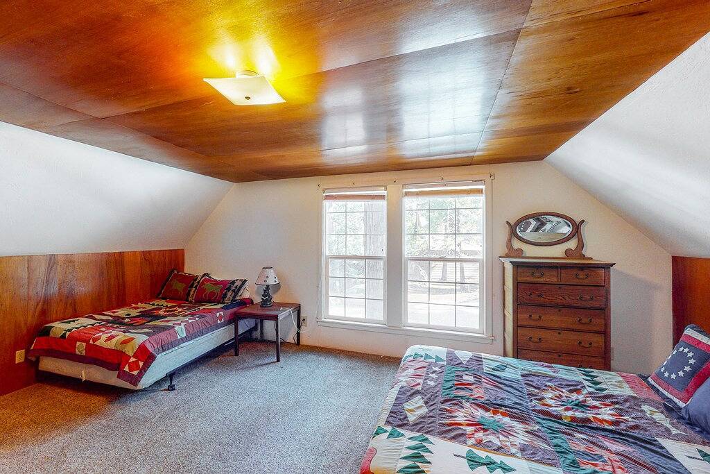 Spacious dog-friendly retreat w/large wood deck, gas grill - near Shaver Lake in Shaver Lake, Kings Canyon Nationalpark