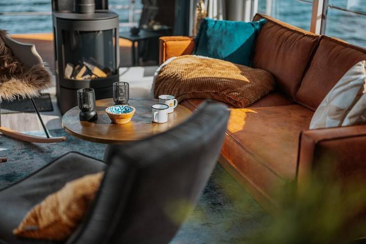 Floatinghouse Cosy Home: Seeblick, Kamin & Terrasse mit Außenliegeplatz in Laasow, Vetschau