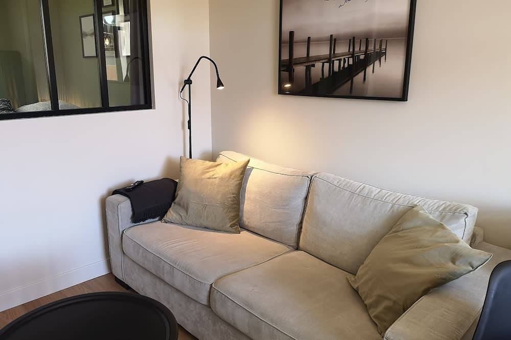 Apartamento entero, Condrieu garden apartment with private enclosed parking space in Ampuis, Parque Natural Regional de Pilat