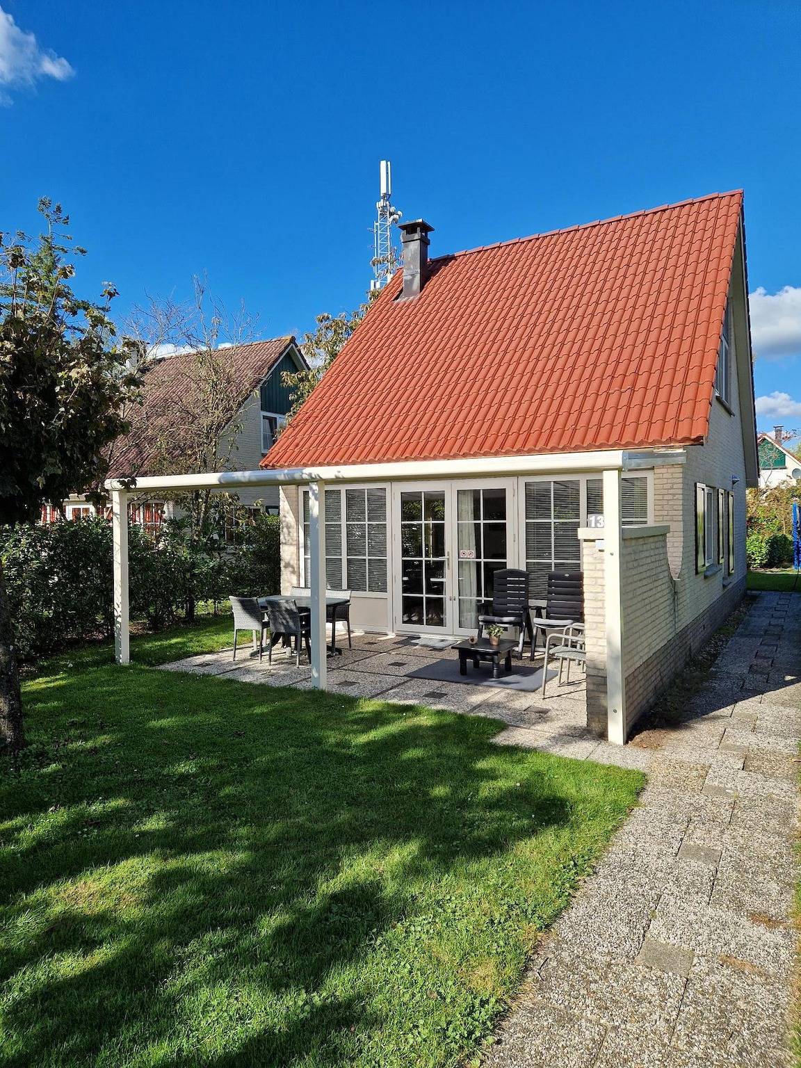 Vakantiepark Hellendoorn — Bungalow für 4 Personen mit Veranda und Klimaanlage im Erdgeschoss in Hellendoorn, Sallandse Heuvelrug