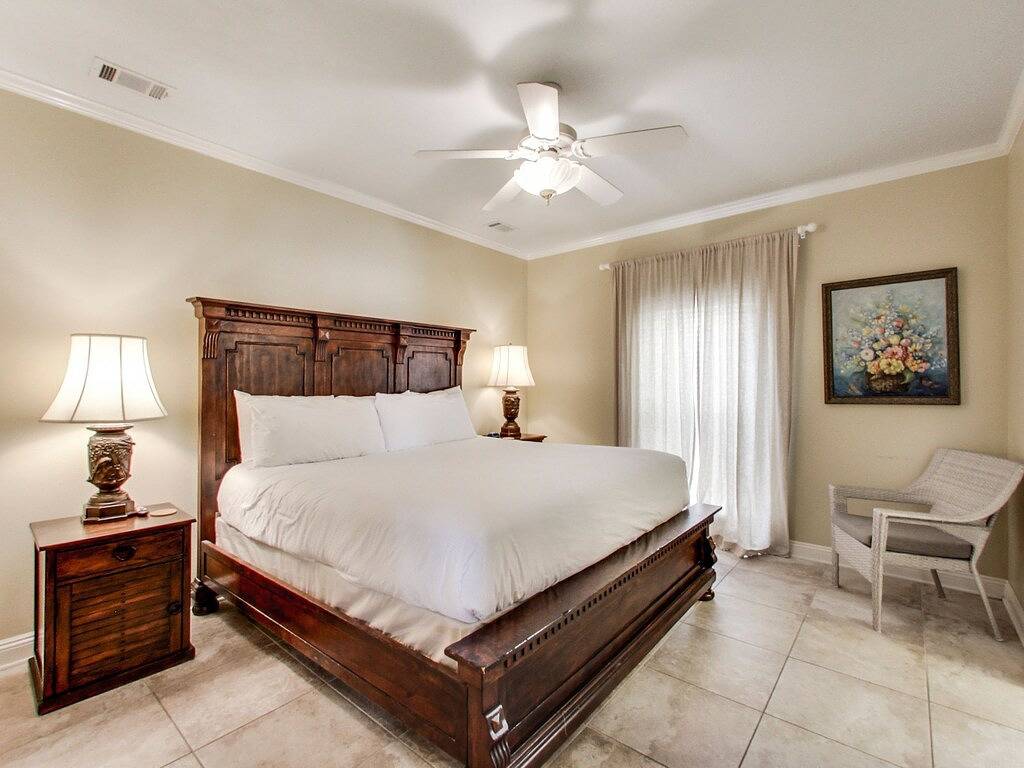 Schöner privater Poolbereich, Blick auf einen See, wunderschönes Design mit Atem in Destin, Emerald Coast