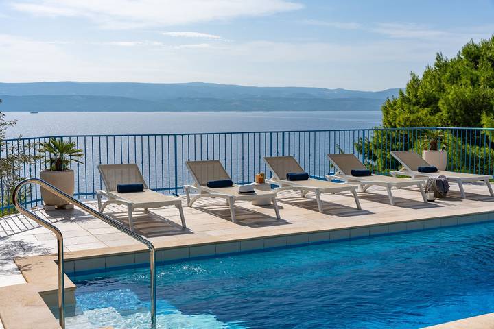 Villa Azzurro direkt am Meer mit beheiztem Pool, Panoramablick aufs Meer, Strand, Geschäft und Restaurant sind fußläufig erreichbar in Stanici, Omis-Riviera