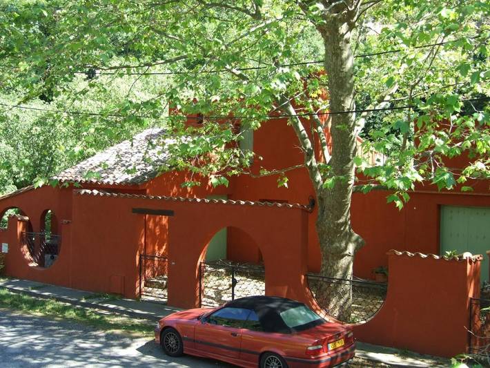 Location de vacances pour 8 personnes, avec piscine ainsi que vue et jardin dans La Vallée Heureuse à Sorède