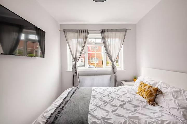 House Sleeps 8 with Hot Tub and Parking in Wivenhoe, Colchester