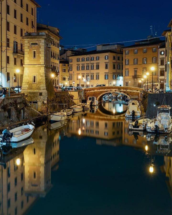 Cały apartament, Renovated apartment with 3 bedrooms in an historic palazzo between port and old town in Livorno, Wybrzeże Etrusków