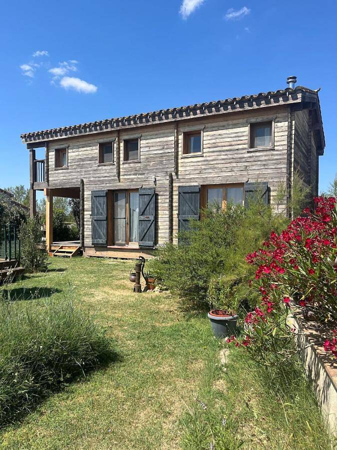 Location de vacances pour 6 personnes, avec terrasse et vue ainsi que jardin et piscine dans Lac de la Ganguise - 3