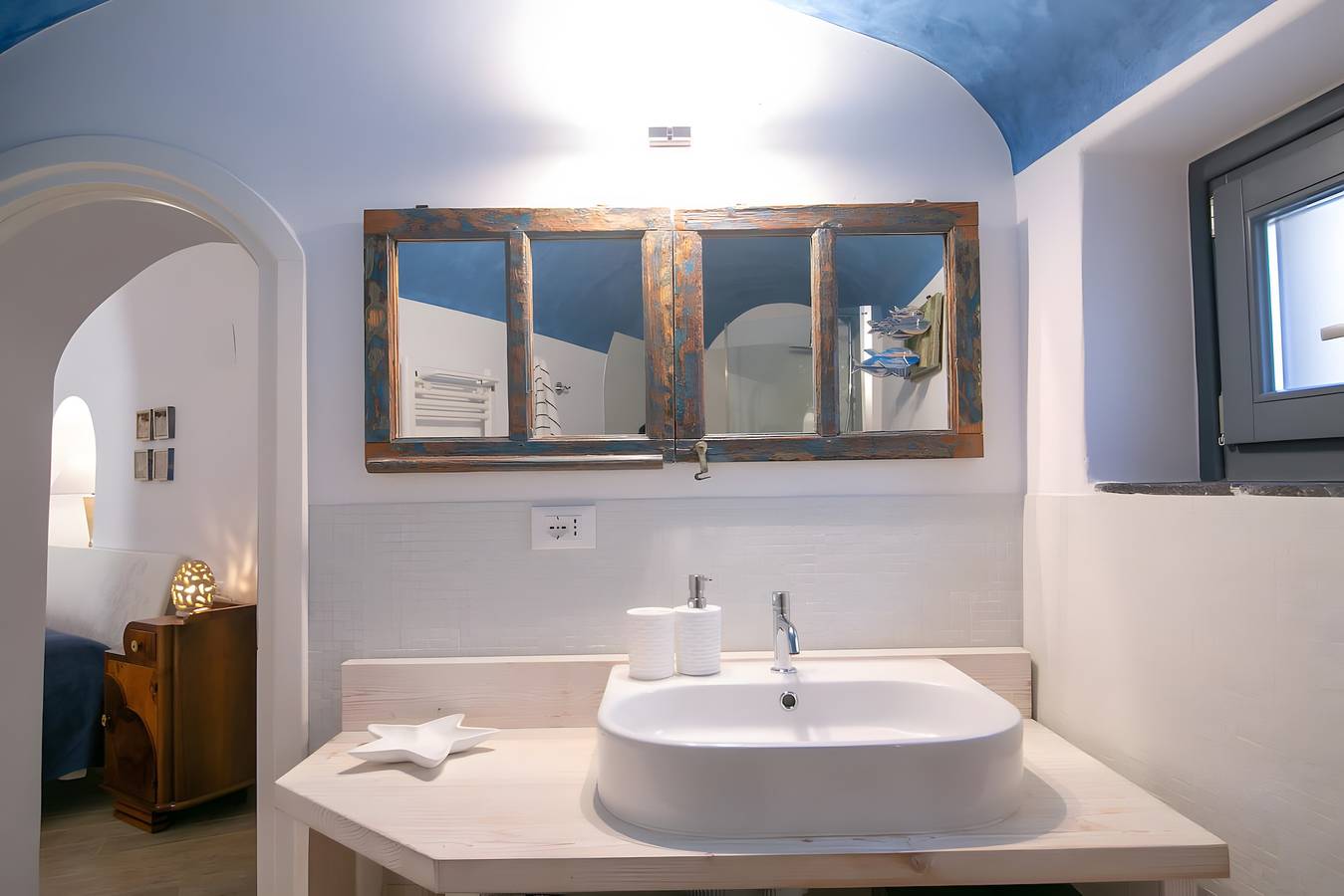 Apartment in A Hotel 'Fireplace' with Wi-Fi and Air Conditioning in Finikia, Santorini