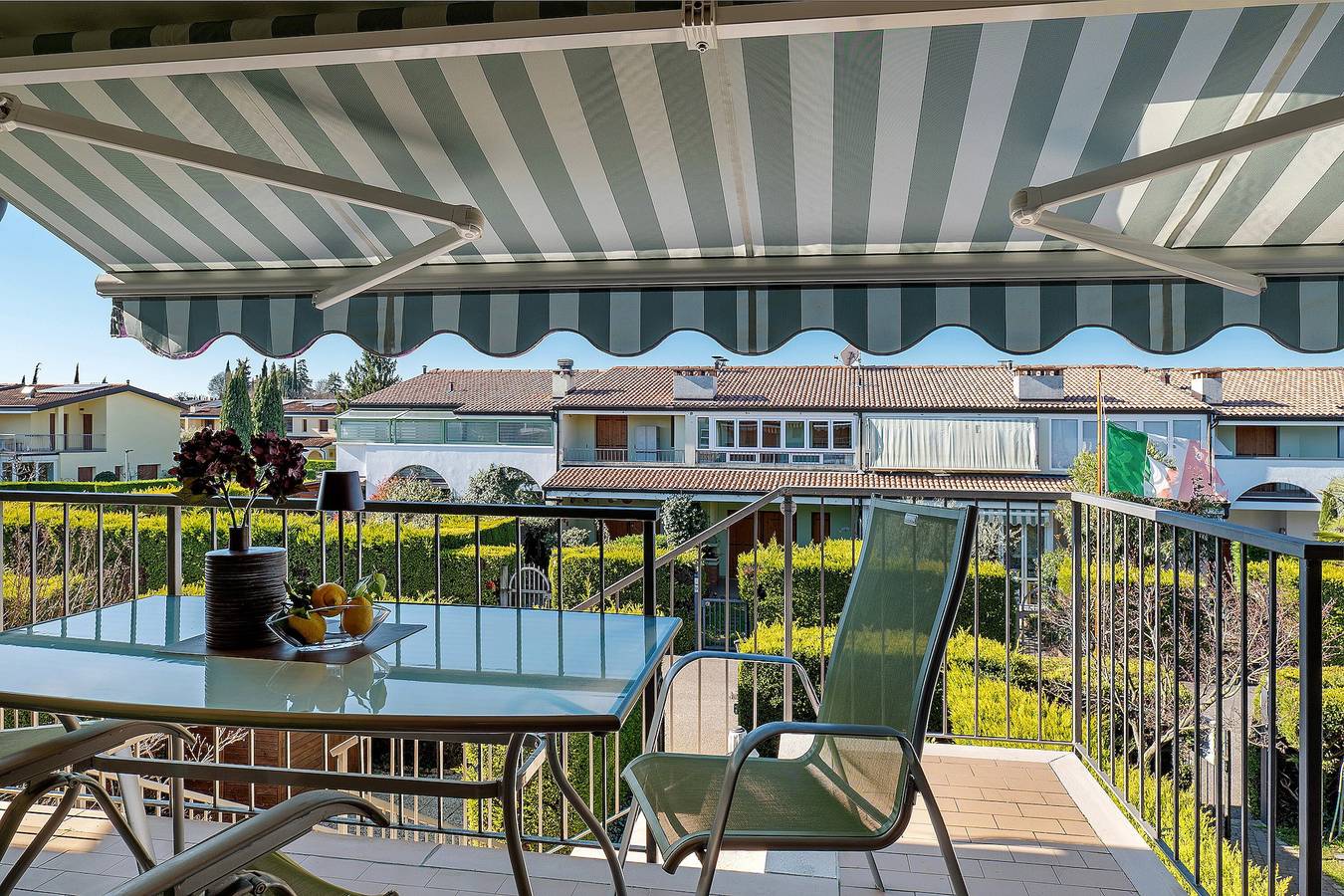 Apartamento entero, Apartamento 'Apart Dina' con terraza privada, Wi-Fi y aire acondicionado in Colà, Lazise