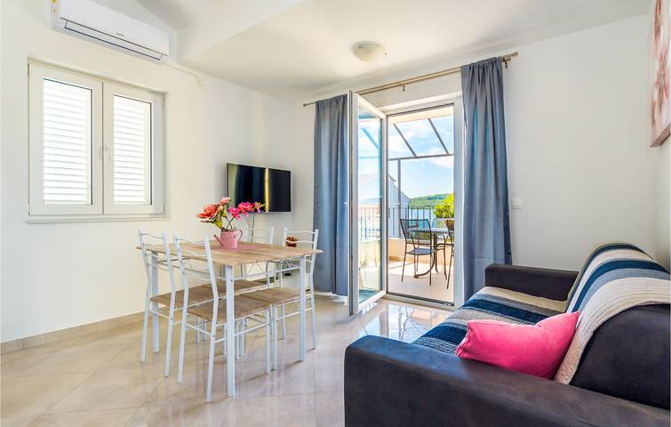 Ganze Ferienwohnung, Coastal Escape: Apartment mit Meerblick, WLAN, Parkplatz und Terrasse in Srima, Šibenik-Knin