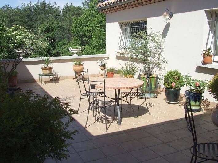 Chambre d’hôte pour 2 personnes, avec Terrasse ainsi que Jardin et Piscine à Ailhon