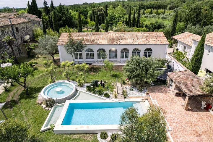 Appart’hôtel pour 8 personnes, avec Terrasse et Jardin ainsi que Piscine et Vue