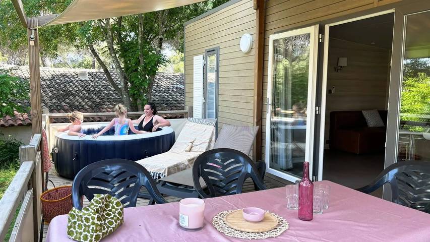 Camping pour 6 personnes, avec bassin pour enfant ainsi que jacuzzi et piscine à Le Muy - 4