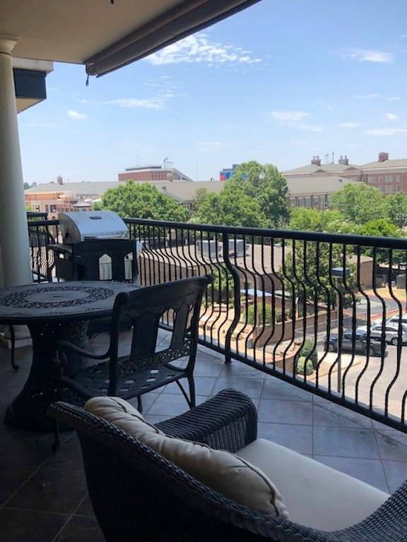 Ganze Wohnung, Luxusferienhaus mit Blick auf das Fußballstadion und 2 Häuserblocks von Toomer's Corner entfernt in Auburn (AL), Alabama