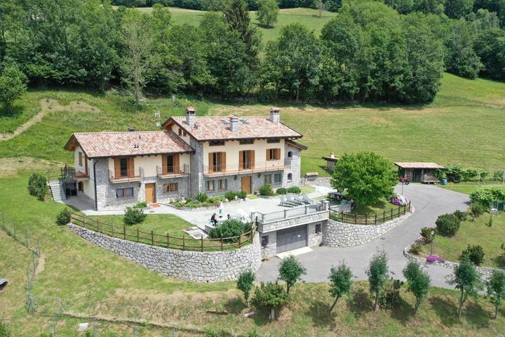 Gîte pour 4 personnes, avec vue et jardin, animaux acceptés dans Serina - 2