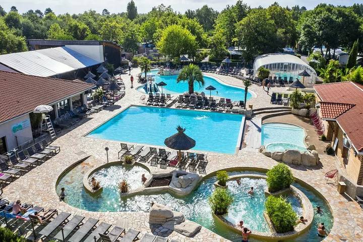 Camping pour 4 personnes, avec Terrasse ainsi que Piscine et Sauna à Biscarrosse