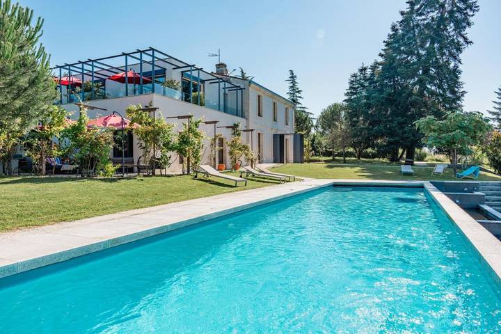 Hôtel pour 2 personnes, avec jardin ainsi que vue et piscine, animaux acceptés à Carignan-de-Bordeaux