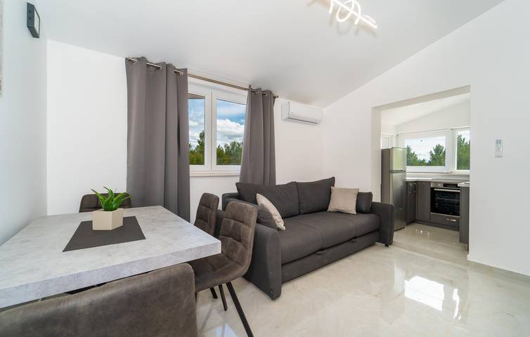 Ganze Ferienwohnung, Moderne 2-Zimmer-Wohnung mit Terrasse, WLAN und Parkplatz in Küstennähe in Pridraga, Donji Karin