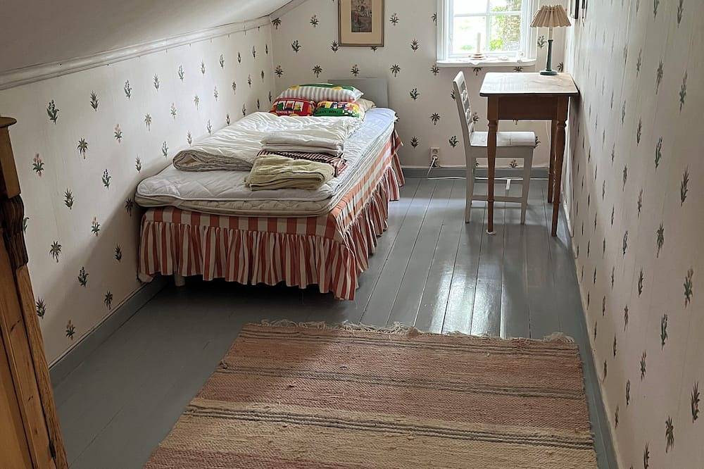 Romantic Villa in historic setting with a lake-side view in Säffle, Vänern