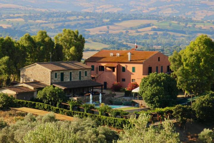Ferienhaus für 10 Personen, mit Balkon und Terrasse sowie Garten und Pool in Campagnatico