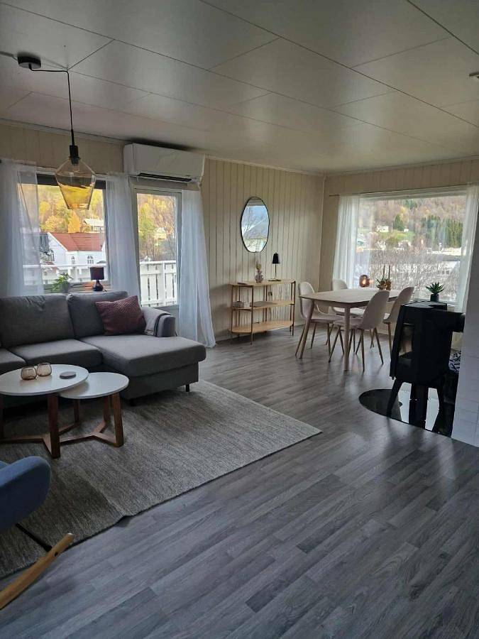 Location de vacances pour 7 personnes, avec jardin et vue dans Lyngseidet