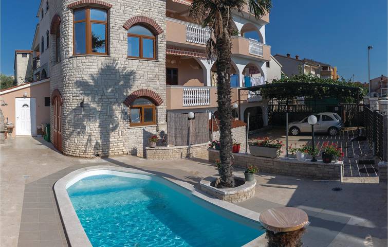 Gîte pour 5 personnes, avec terrasse à Pula - 2