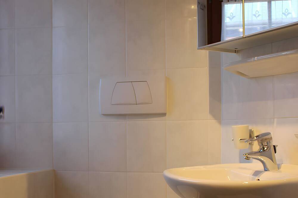 Entire apartment, Apartment 'Ciablun Sas Dla Crusc' with Mountain View, Shared Terrace and Wi-Fi in La Val, Dolomiti Superski