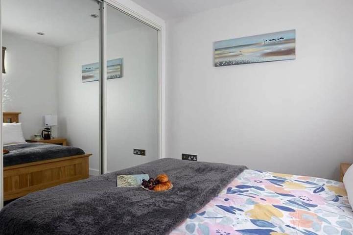Appartement entier, Apartment Sleeps 4 stunning views/sunsets overlooking Whipsiderry Beach/ Newquay in Newquay, Cornouailles