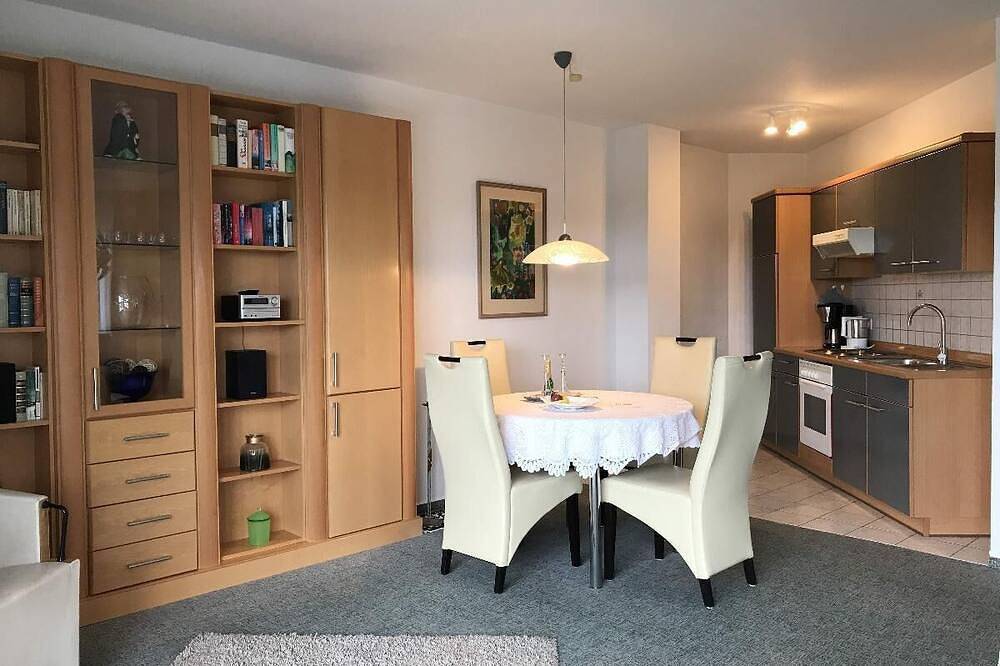 Ganze Wohnung, Helles Appartement (68 qm) für bis zu 4 Personen mit Terrasse und Aussicht über das Saaletal in Bad Bocklet, Rhön-Bayern