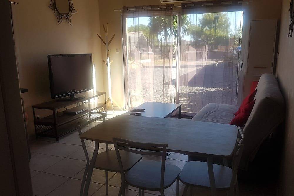 Entire apartment, Studio with garden and private parking in Nézignan-l'Évêque, Côte d'Améthyste