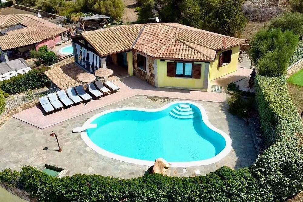 Villa per 8 Persone in Porto Ainu, Budoni