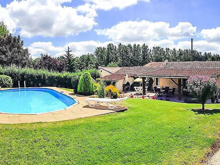 Location de vacances pour 6 personnes, avec Terrasse ainsi que Jardin et Piscine en Charente