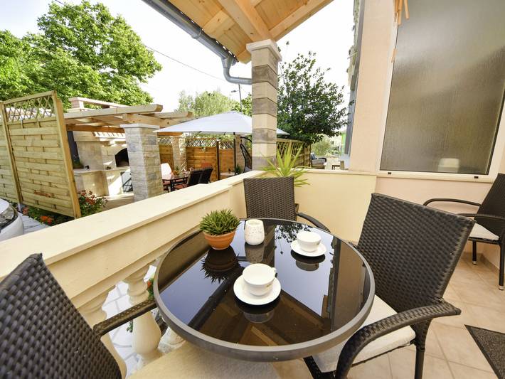 Ferienwohnung für 4 Personen, mit Terrasse und Garten in Zadar (Kommun)