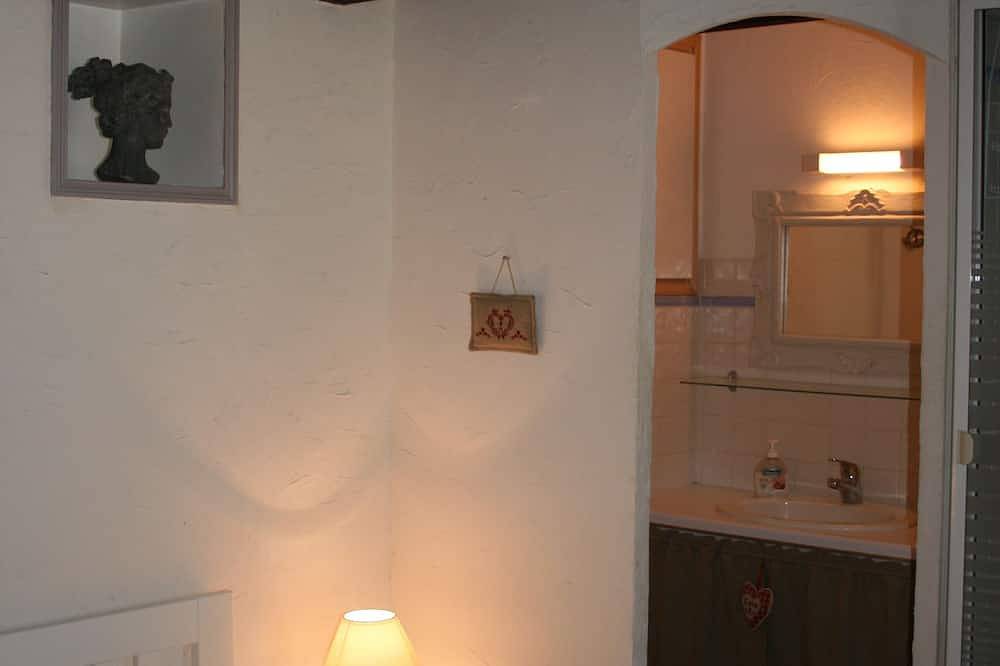 Charming, authentic cabanon all to yourself on almost 7000 m2 of land in Lacoste, Parc naturel régional du Luberon