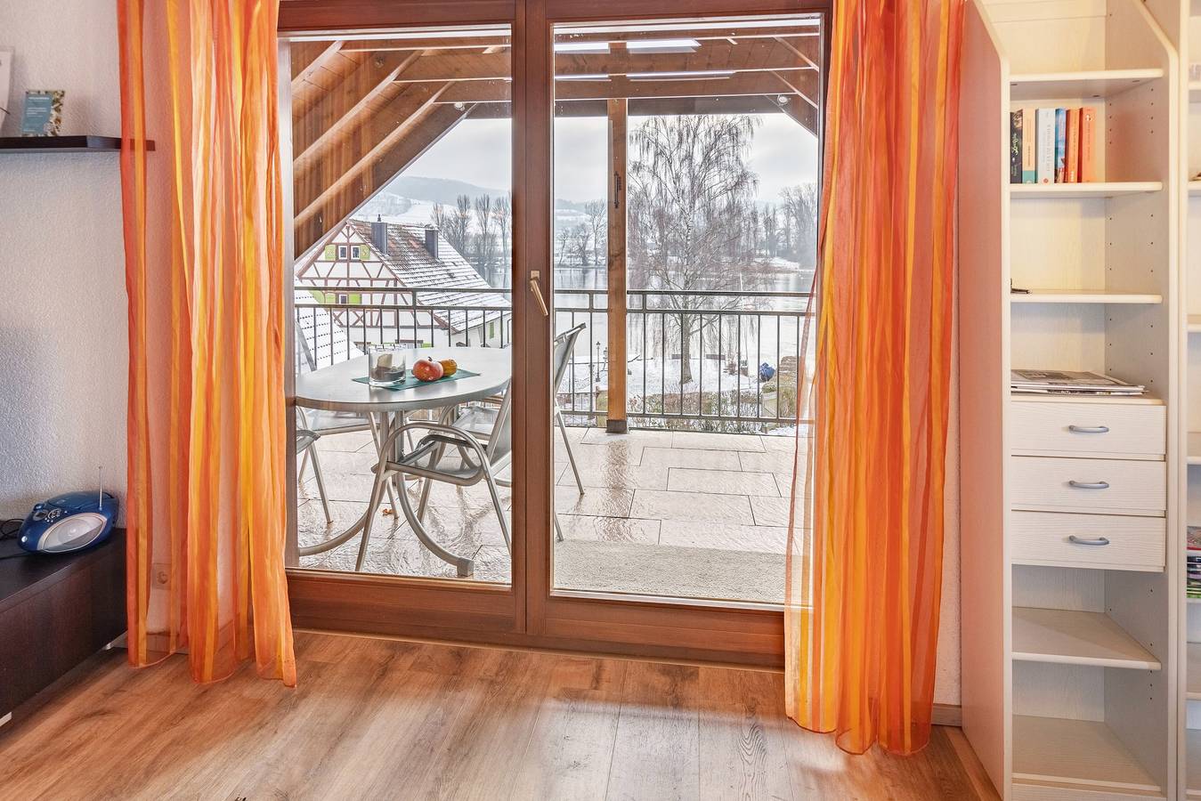 Ganze Wohnung, Ferienwohnung 'Anca' mit Seeblick, Balkon und Wlan in Öhningen, Untersee
