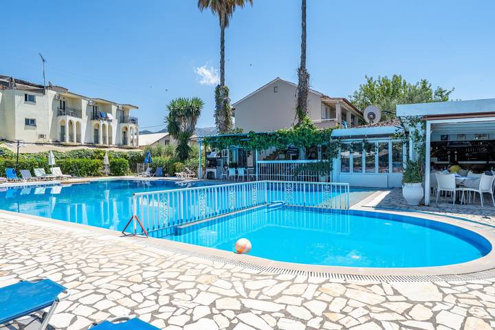 Ferielejlighed for 2 personer, med Balkon og Have samt Børnepool i Korfu