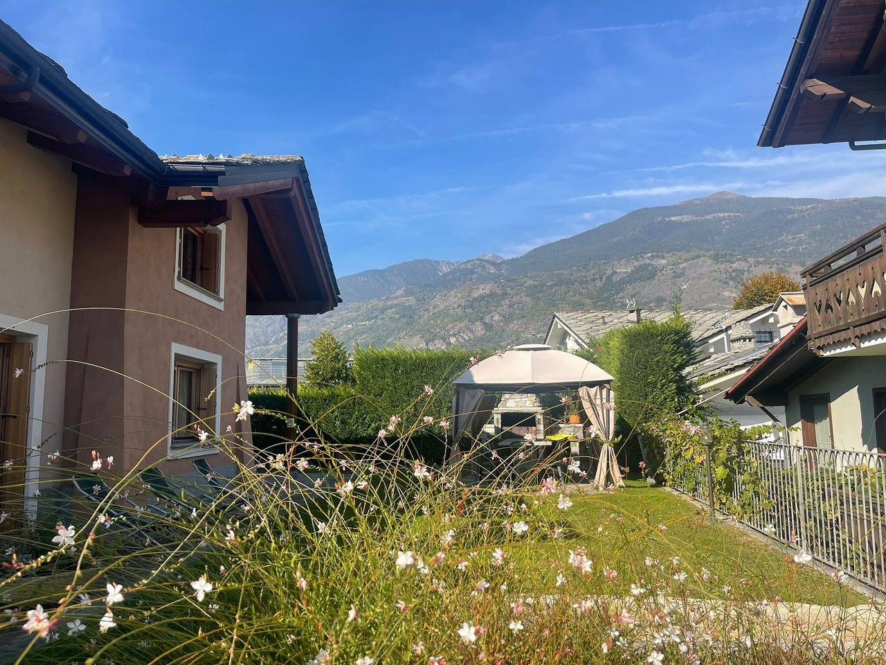 Appartamento intero, Appartamento 'Bilocale 4' con Vista Montagna, Terrazza in Comune e Wi-Fi in Gressan, Comune di Gressan