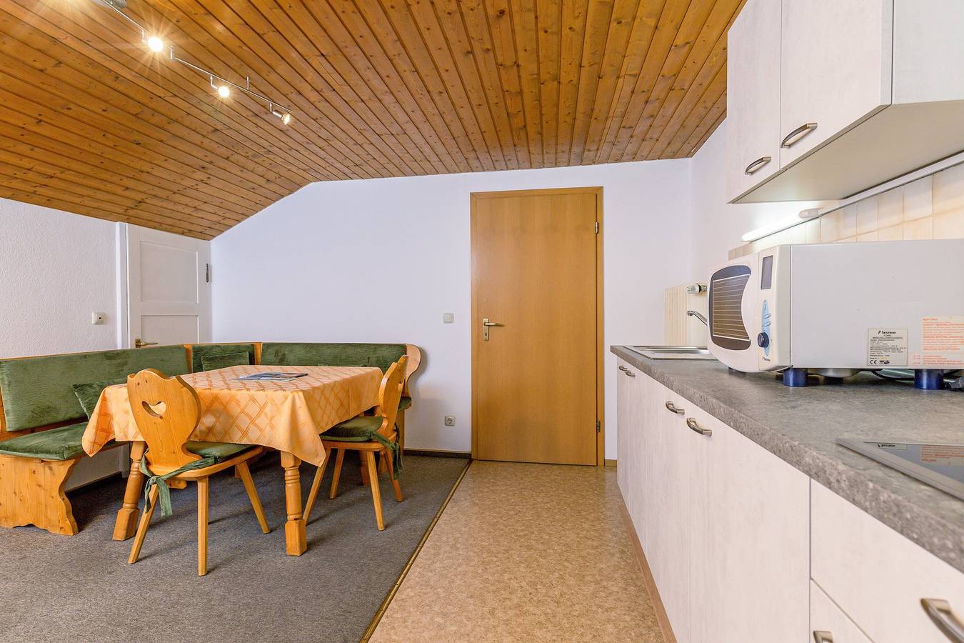 Ganze Ferienwohnung, Landhaus Gstatter - Ferienwohnung mit Balkon und Bergblick, 72 qm in zentraler Lage in Reit im Winkl, Bayerische Alpen