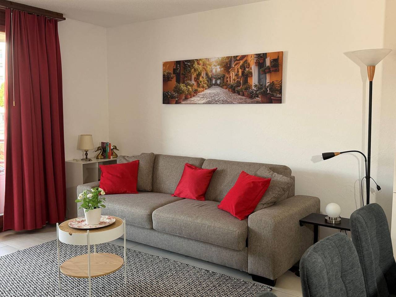 Ganze Wohnung, Kleine nette Ferienwohnung mit Pool und Sauna in Muralto in Muralto, Tessiner Alpen
