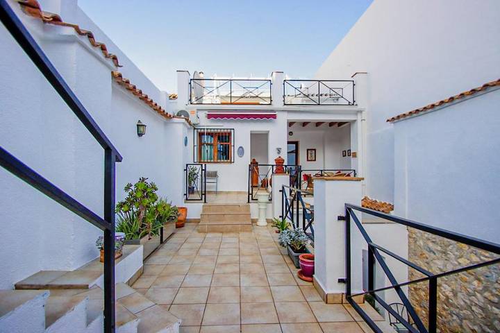 Location de vacances pour 2 personnes, avec terrasse ainsi que jardin et piscine à Tàrbena - 4