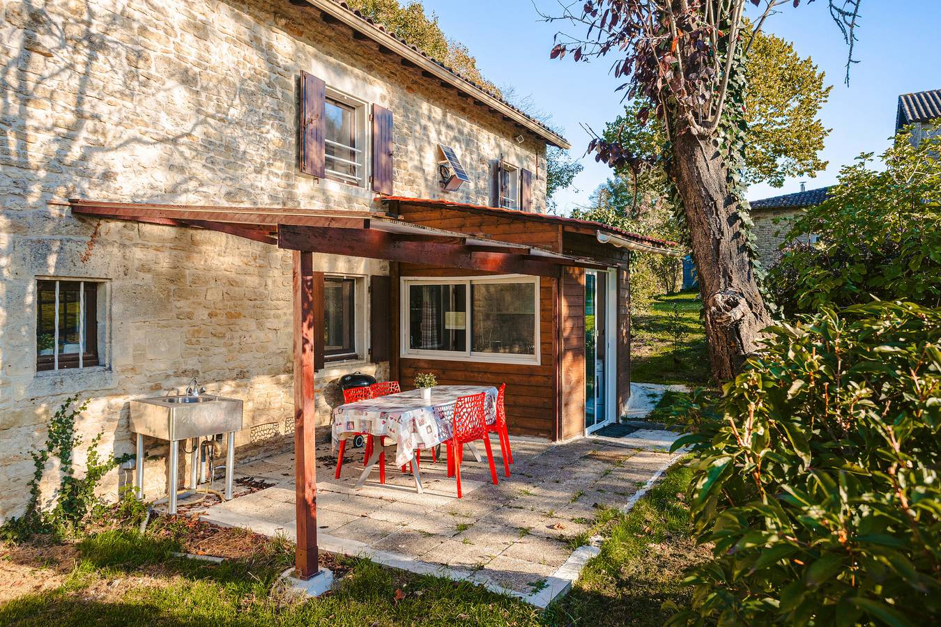 Studio entier, Studio 'Corail' avec Terrasse Privée, Jardin Commun et Wi-Fi in Genouillé, Région de Rochefort